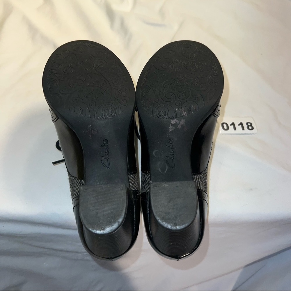 Clarks Artisan Black and Gray Women's Oxford Heels - Picture 7 of 9